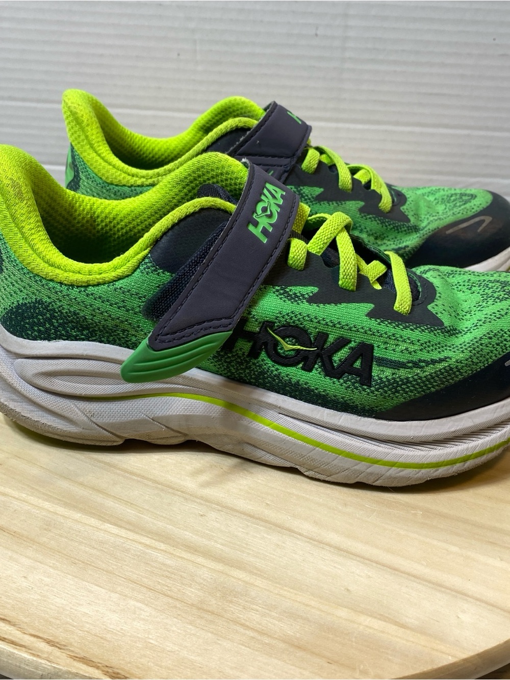 Hoka One One Clifton 10 Little Kids Youth Size 3MD Running Shoes GREEN